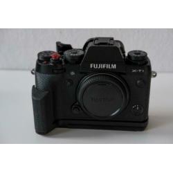 Fujifilm XT-1 + 2 grips + Fujifilm 56mm 1.2, goede staat.