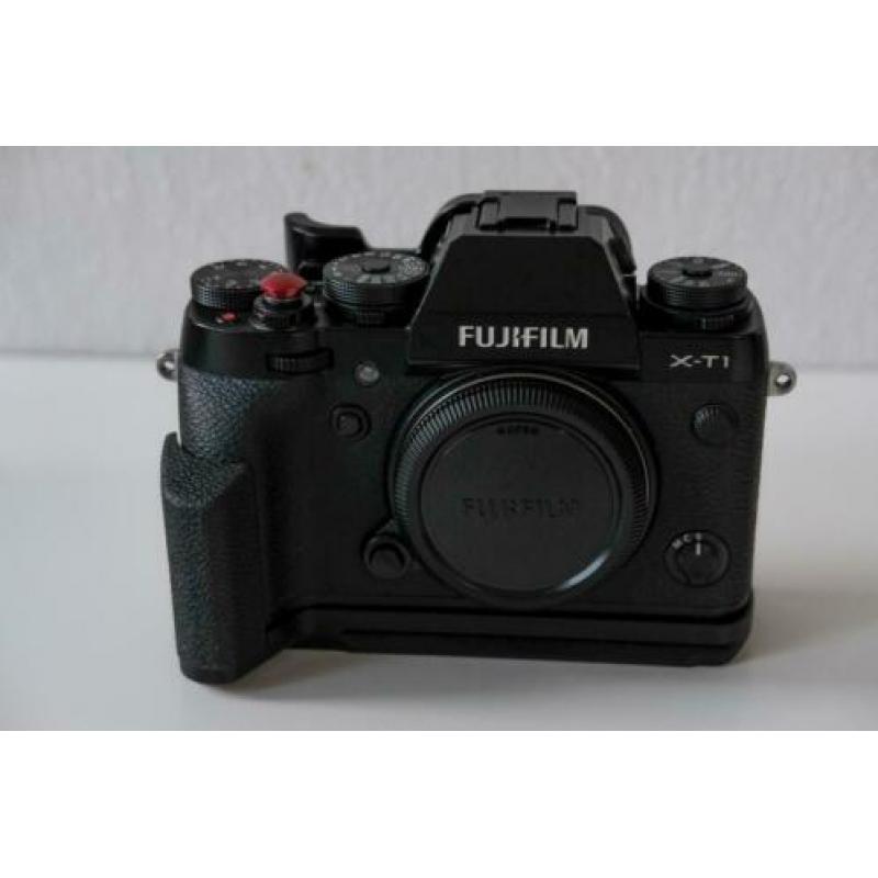 Fujifilm XT-1 + 2 grips + Fujifilm 56mm 1.2, goede staat.