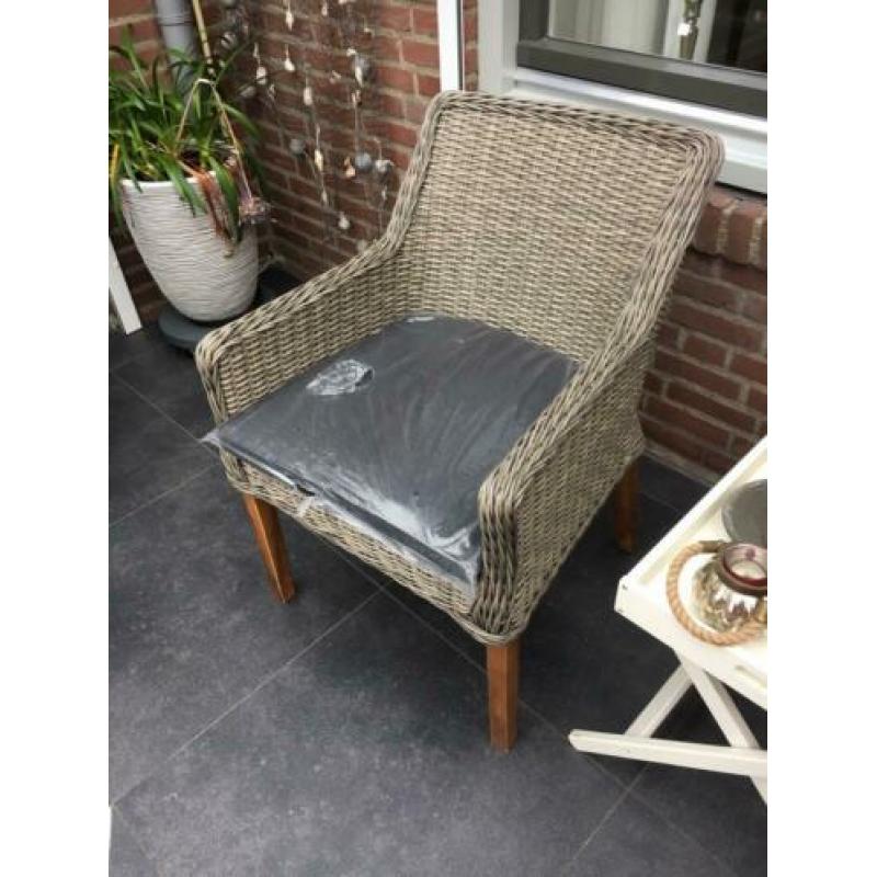 4 stoelen nieuw koste 139, euro per stuk doe een pb sturen
