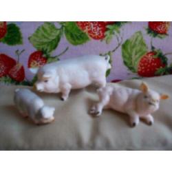 Miniatuur beeldjes roze varkentjes puntgaaf porselein