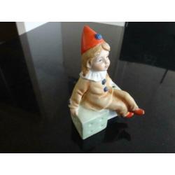 beeldje, pierrot, clown, zit op 2 dobbelstenen, rode muts