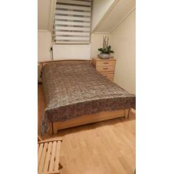 Bed 140x200 incl matras en nachtkastjes