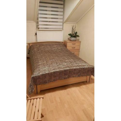 Bed 140x200 incl matras en nachtkastjes
