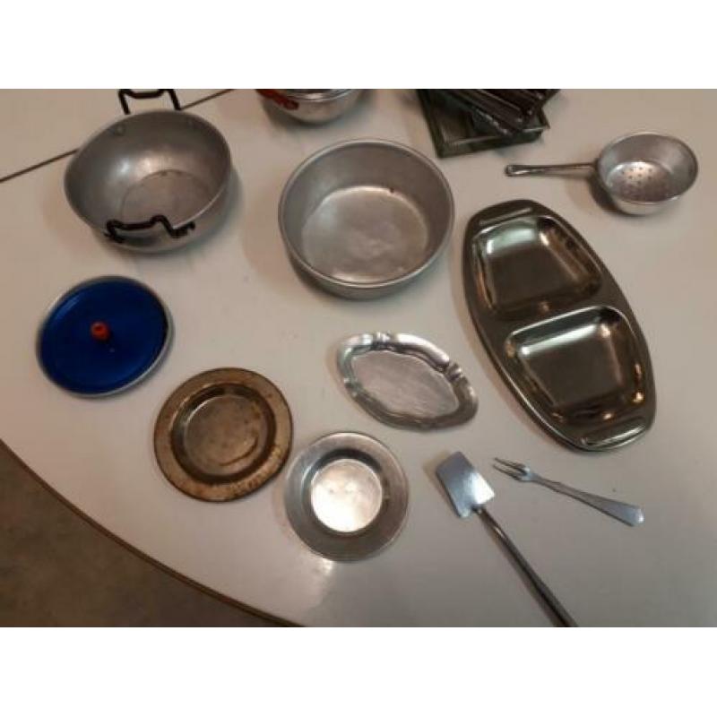 oud blikken speelgoed kookpotjes set