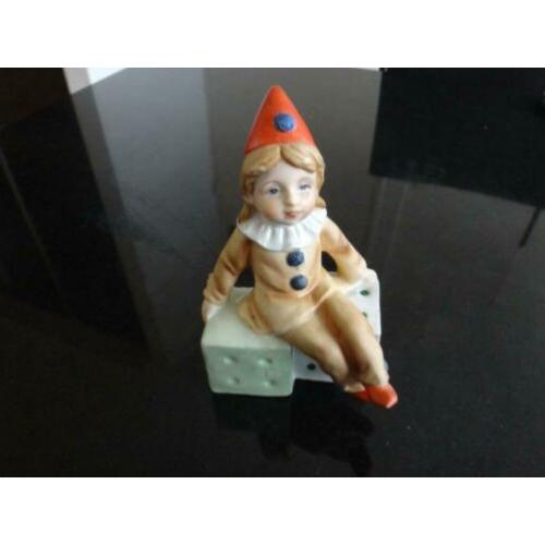 beeldje, pierrot, clown, zit op 2 dobbelstenen, rode muts