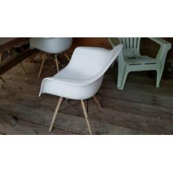 Zware houten tuintafel met 6 witte kuipstoeltjes.