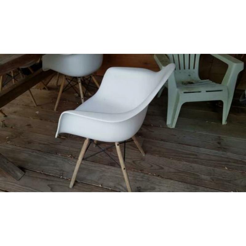 Zware houten tuintafel met 6 witte kuipstoeltjes.