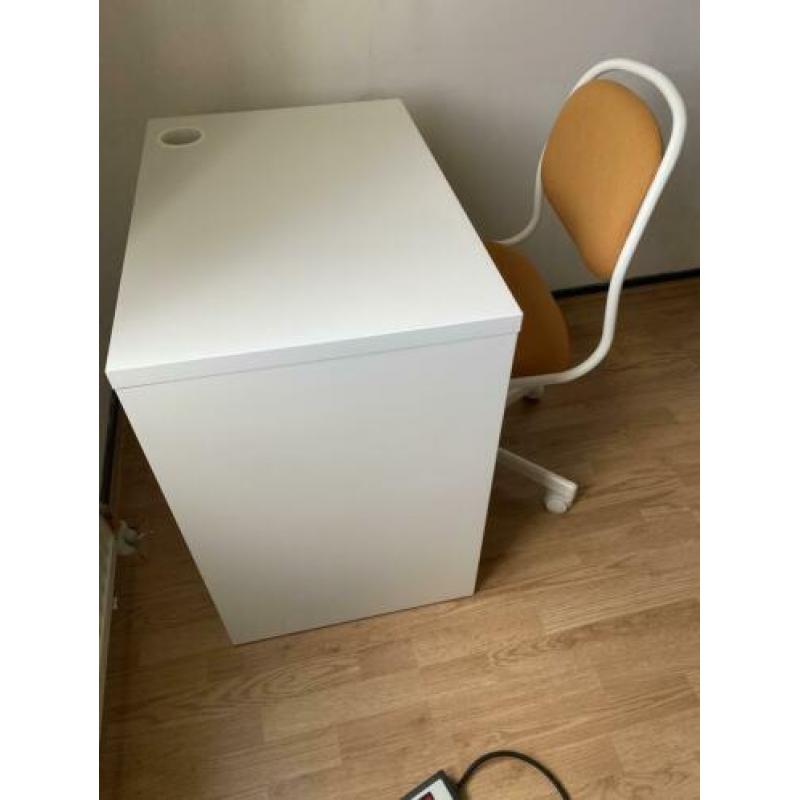 Klein bureau en bureaustoel Ikea