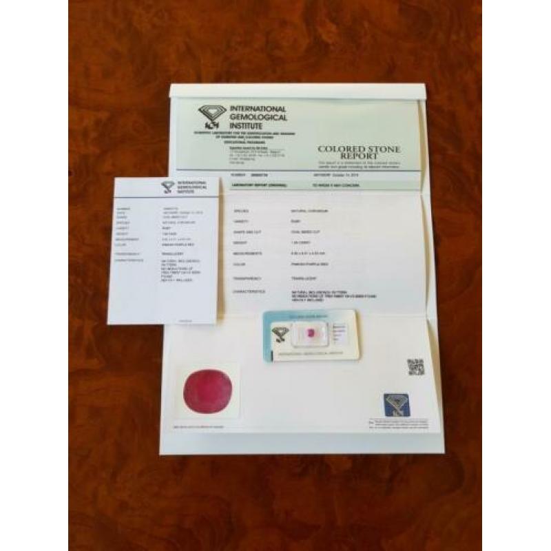 Ovaal geslepen Robijn 1.64 ct. €200,-.