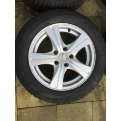 ALS NIEUW Velgen met winterbanden voor Volvo V70