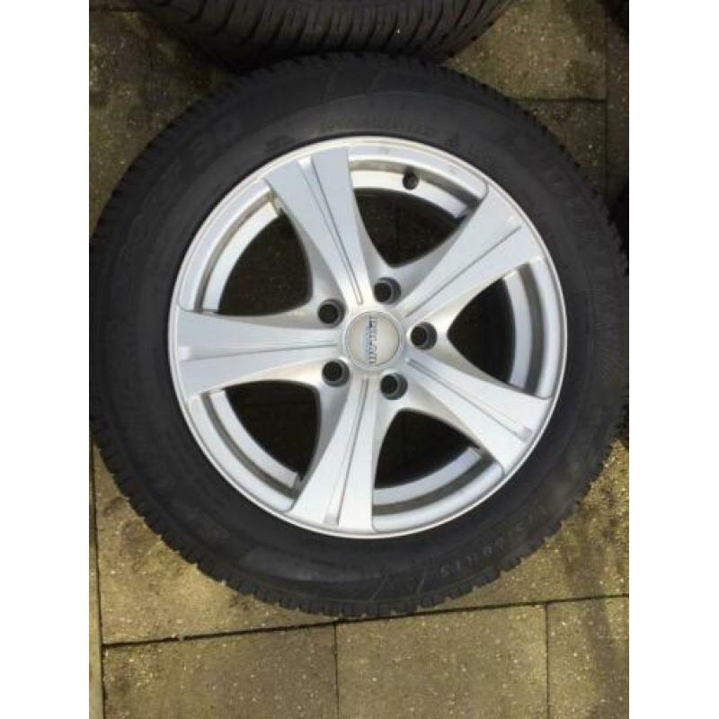 ALS NIEUW Velgen met winterbanden voor Volvo V70