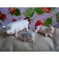Miniatuur beeldjes roze varkentjes puntgaaf porselein