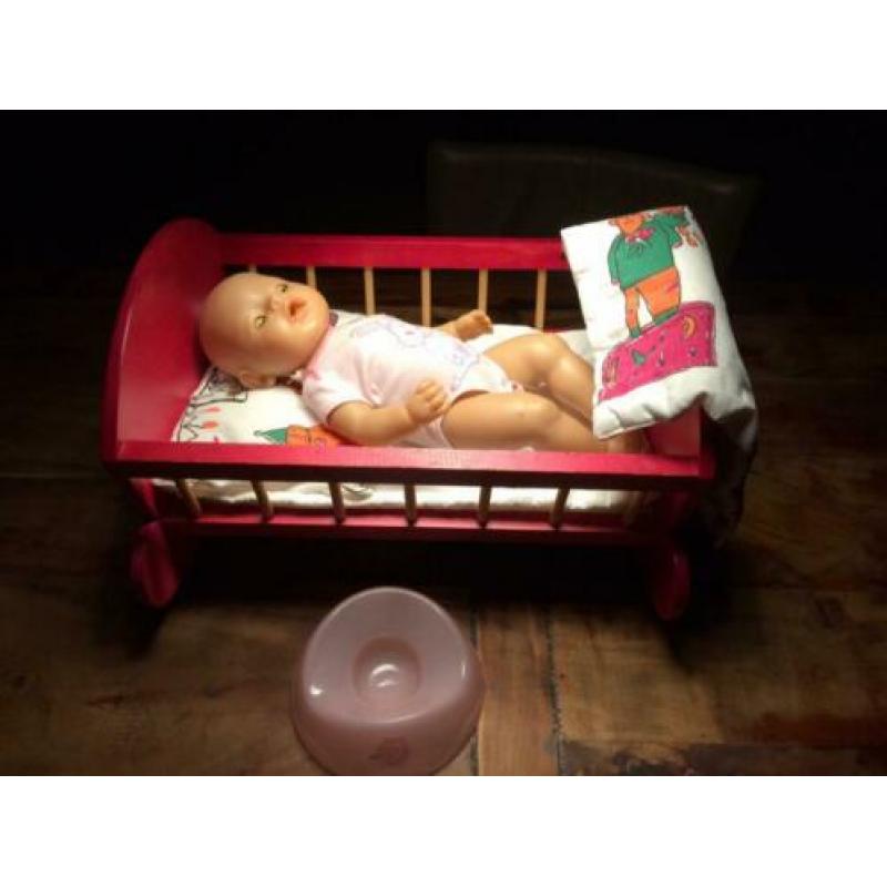 Houten poppenbedje met pop en toebehoren