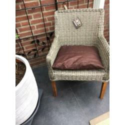 4 stoelen nieuw koste 139, euro per stuk doe een pb sturen
