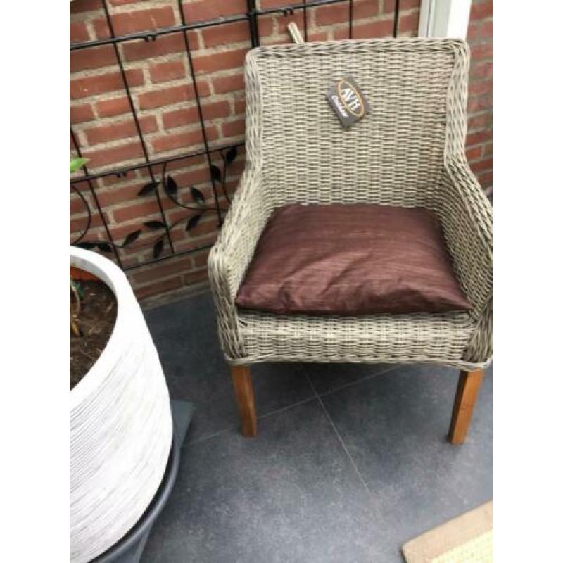 4 stoelen nieuw koste 139, euro per stuk doe een pb sturen