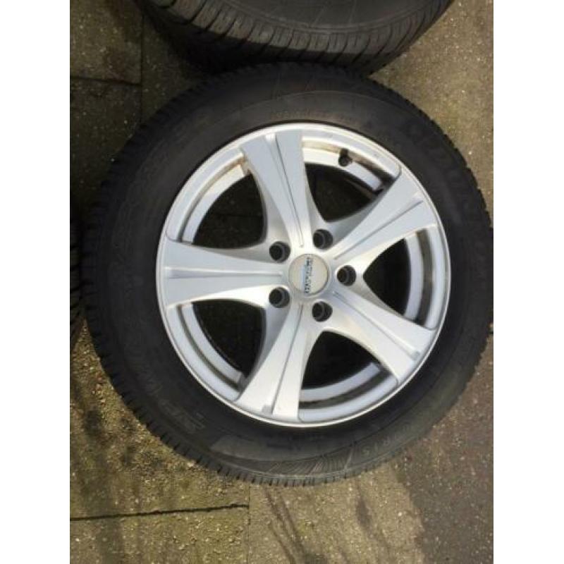 ALS NIEUW Velgen met winterbanden voor Volvo V70