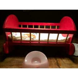 Houten poppenbedje met pop en toebehoren