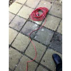 Grasmaaier en kabel