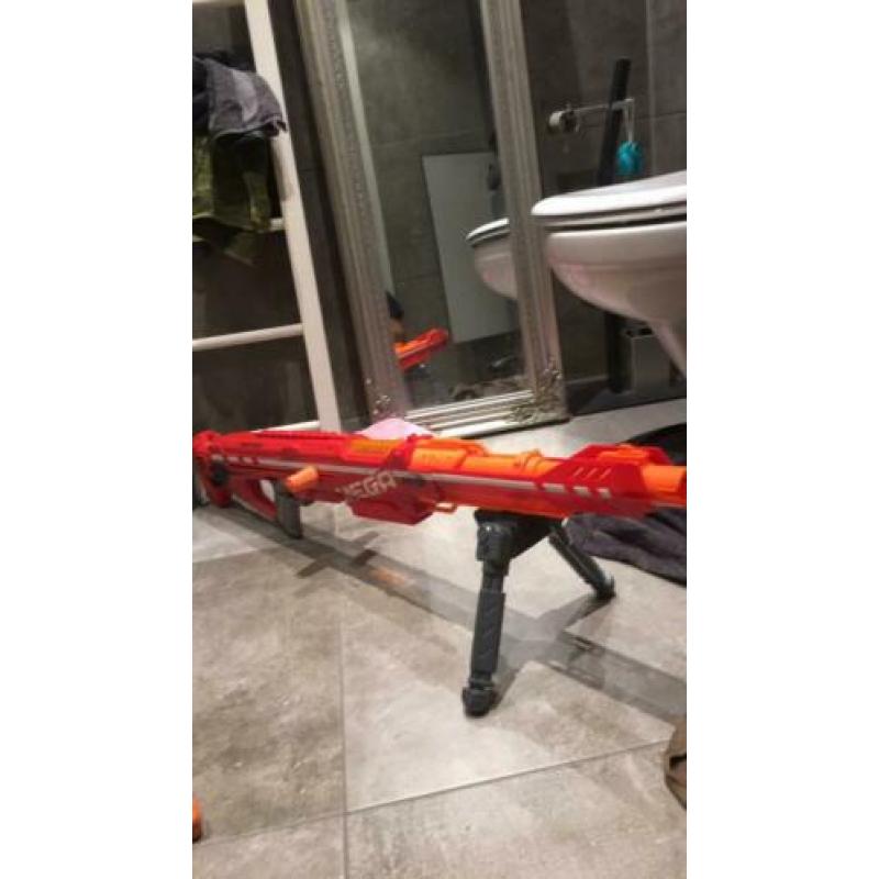 Mooie nerf mega gun schiet goed zo goed als nieuw