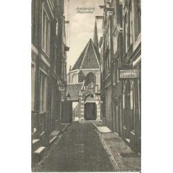 Amsterdam straatje naar Bagijnenhof met café Van Driel 1924