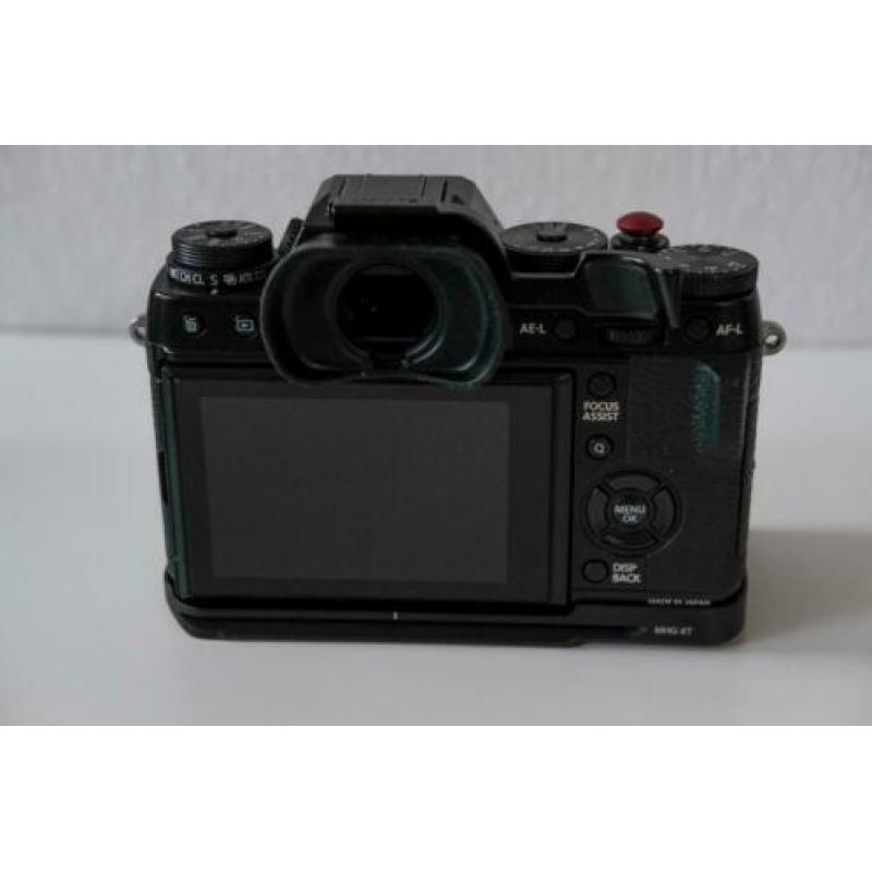 Fujifilm XT-1 + 2 grips + Fujifilm 56mm 1.2, goede staat.
