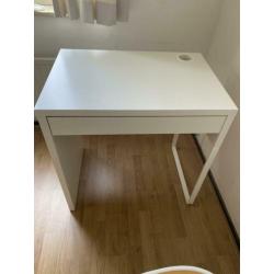 Klein bureau en bureaustoel Ikea