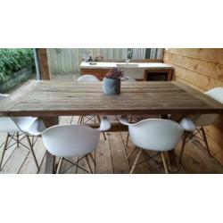 Zware houten tuintafel met 6 witte kuipstoeltjes.