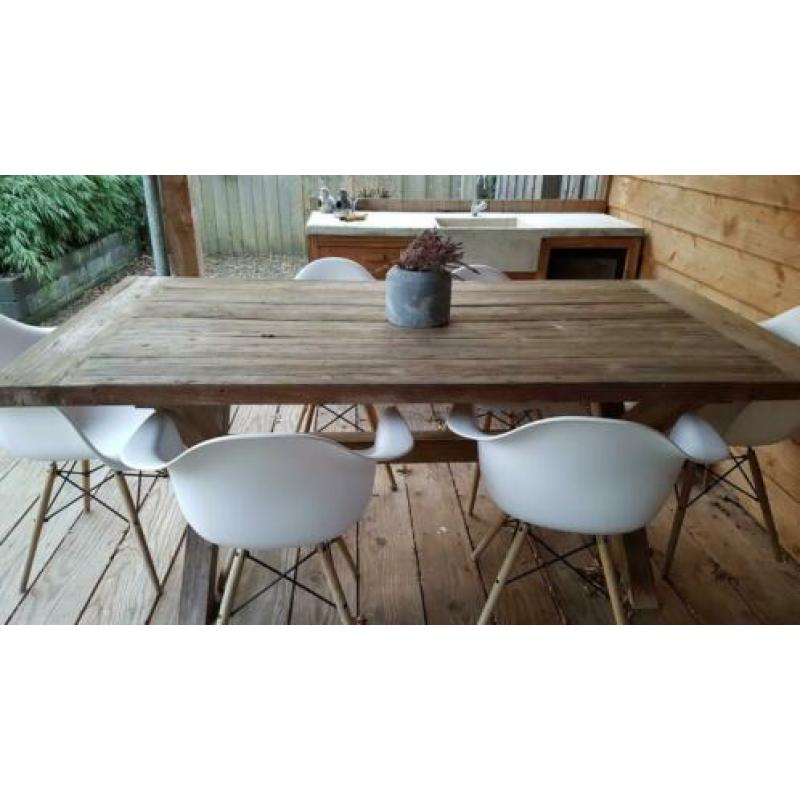 Zware houten tuintafel met 6 witte kuipstoeltjes.
