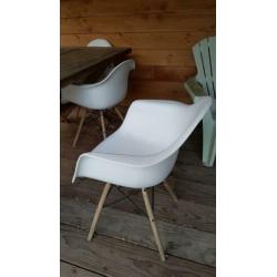 Zware houten tuintafel met 6 witte kuipstoeltjes.