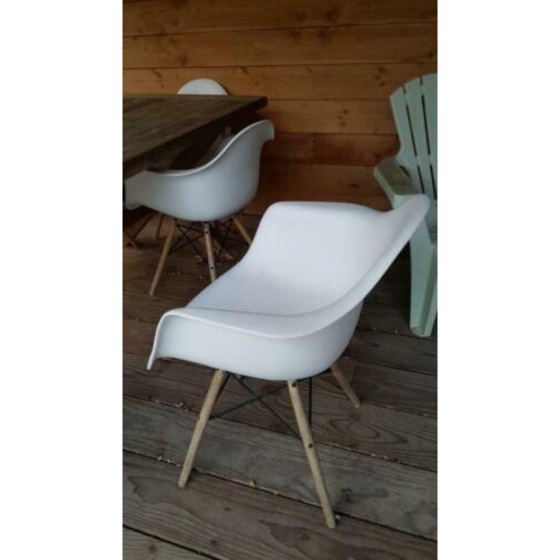 Zware houten tuintafel met 6 witte kuipstoeltjes.