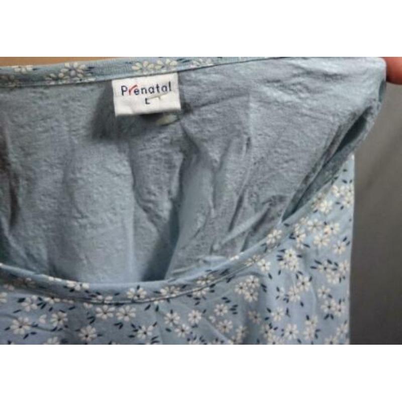 Blauw t-shirt. witte bloemen. mt l. merk prénatal