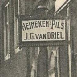 Amsterdam straatje naar Bagijnenhof met café Van Driel 1924