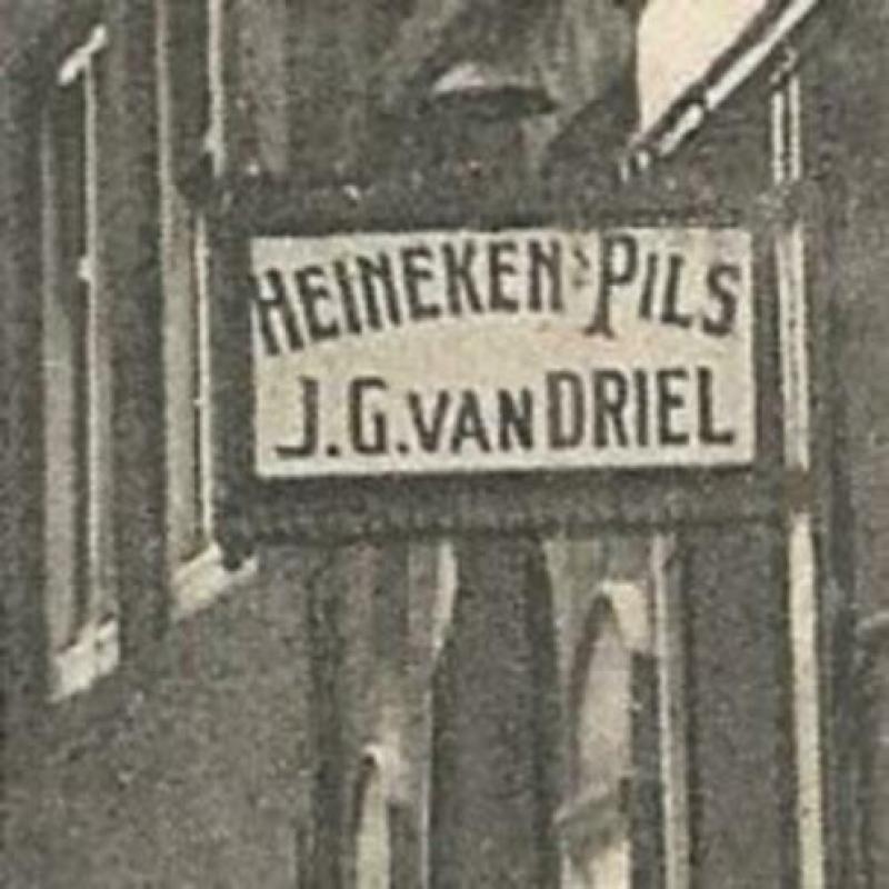 Amsterdam straatje naar Bagijnenhof met café Van Driel 1924