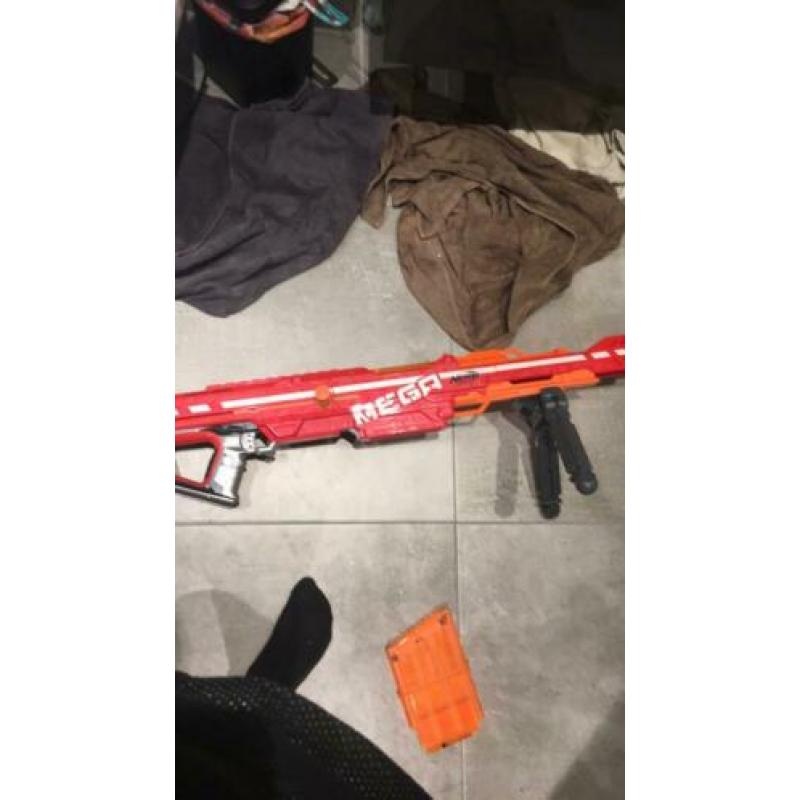 Mooie nerf mega gun schiet goed zo goed als nieuw