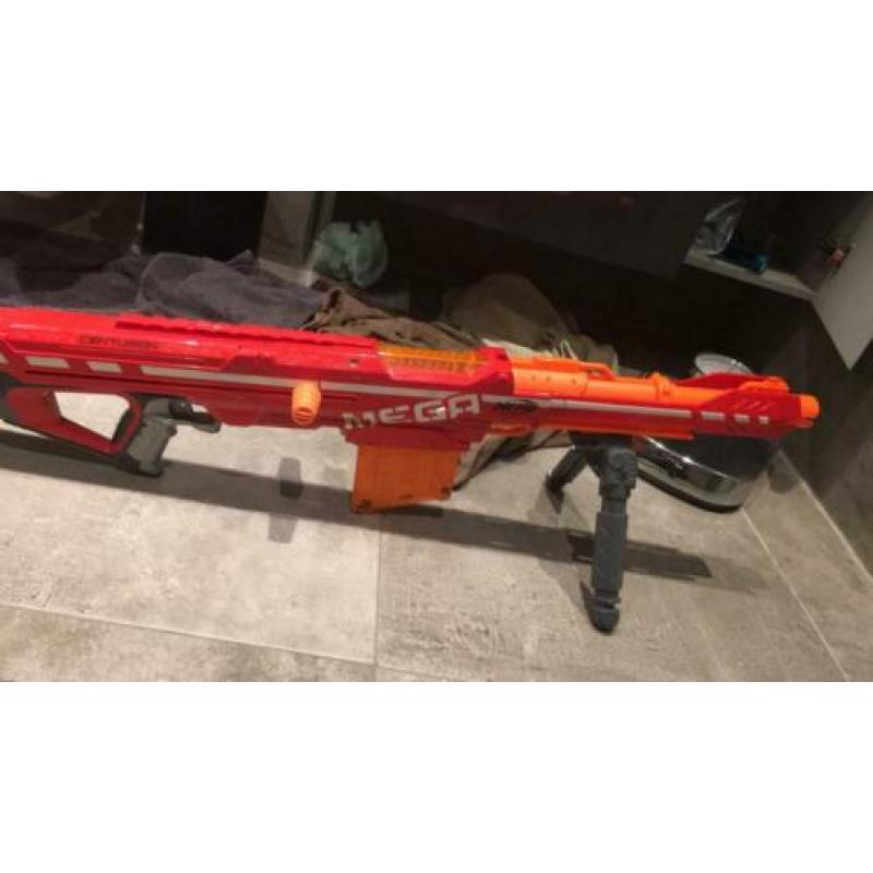 Mooie nerf mega gun schiet goed zo goed als nieuw