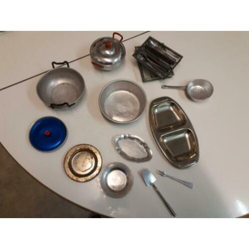 oud blikken speelgoed kookpotjes set