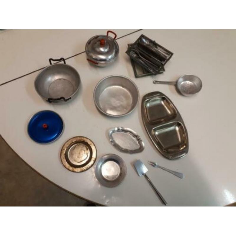 oud blikken speelgoed kookpotjes set