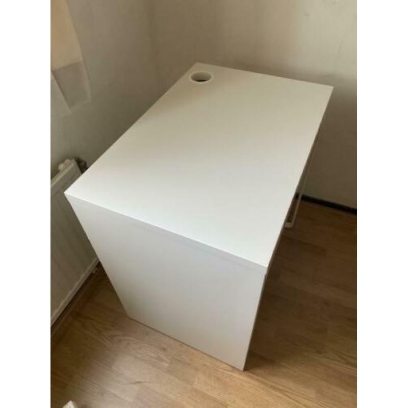 Klein bureau en bureaustoel Ikea