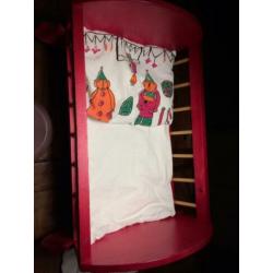 Houten poppenbedje met pop en toebehoren