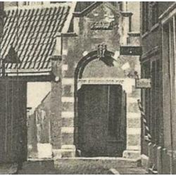 Amsterdam straatje naar Bagijnenhof met café Van Driel 1924
