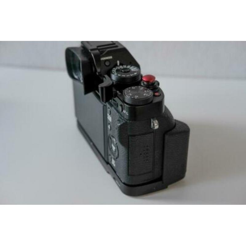 Fujifilm XT-1 + 2 grips + Fujifilm 56mm 1.2, goede staat.