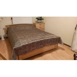 Bed 140x200 incl matras en nachtkastjes