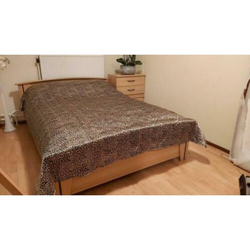 Bed 140x200 incl matras en nachtkastjes