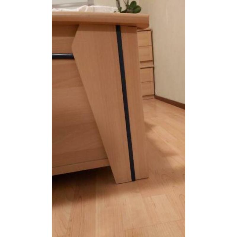Bed 140x200 incl matras en nachtkastjes