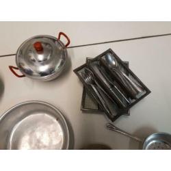 oud blikken speelgoed kookpotjes set