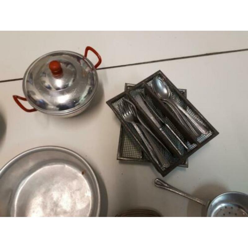 oud blikken speelgoed kookpotjes set