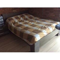 Tweepersoons bed 140x200 met lade kast en 2nachtkastjes