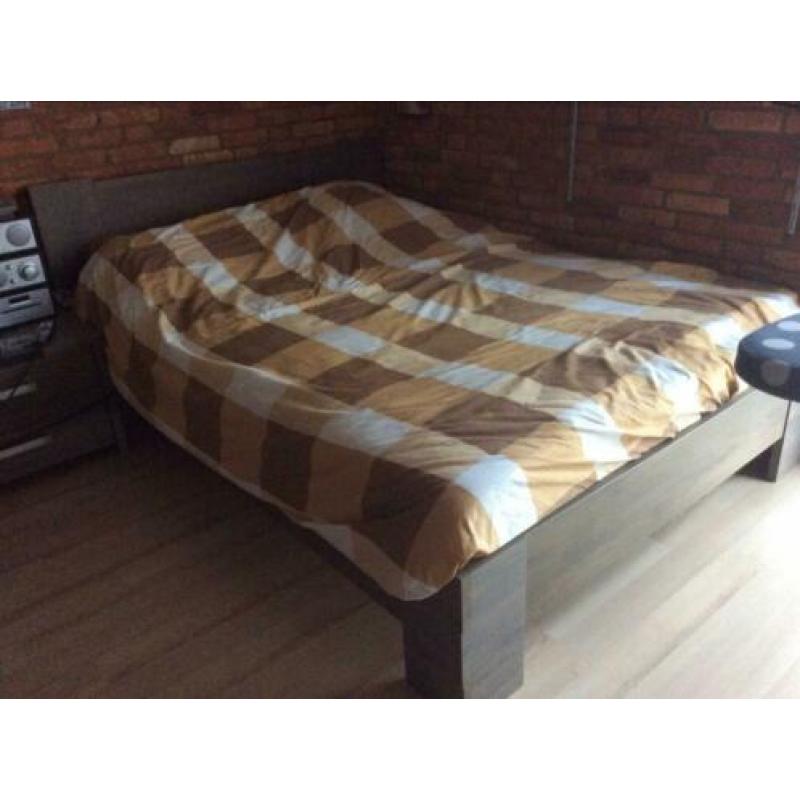 Tweepersoons bed 140x200 met lade kast en 2nachtkastjes