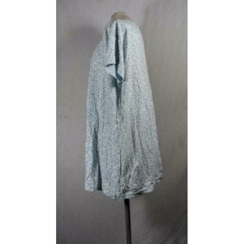 Blauw t-shirt. witte bloemen. mt l. merk prénatal