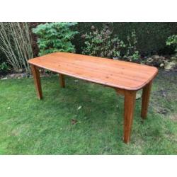 Eetkamertafel